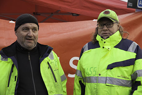 Mikael Molander och Dick Didriksson, två strejkande hamnarbetare.