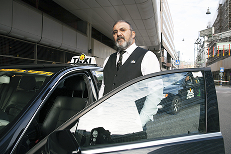 Mehdi Ben Sennah, taxichaufför som kör med procentlön för en åkare ansluten till Taxi Stockholm.
