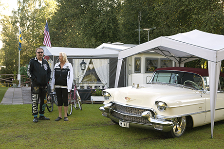 Husvagnen väger två ton, kräver en specialtransport för att flyttas och är inte besiktigad. Tony Norling och Lisbeth Wikström är ganska fast förankrade på Rättviks camping.