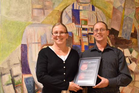 Tidningsbuden Gunilla Vogt och Stefan Johansson tar emot priset för årets arbetsplatsbibliotek.