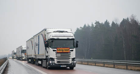 Scanias extralånga lastbilsekipage bildar konvoj och ingår i en aktion för att Europa ska godkänna konvojkörning. På väg från Södertälje
