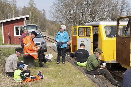 Anten-Gräfsnäs järnväg drivs av ideella krafter. Banarbetarna slevar i sig morotssoppa på lunchrasten vid station Arelid.