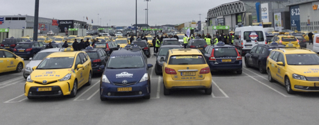 Chaufförer från Taxi Kurir och Taxi 020 l en protestaktion i Stockholm.