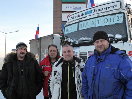Protest I Ryssland. Ryska förare protesterar mot ny vägavgift utanför Moskva. Som synes har lastbilen en gång i tiden kört på svenska vägar. Från vänster: Oleg Silinskij, Jurij Jasjukov, Sergej Vladimirov och Jevgenij Staritsyn.