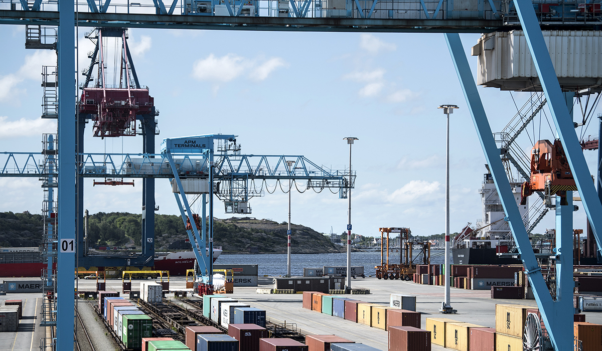 I juni 2017 varslar APM Terminals 160 tjänster vid containerhamnen i Göteborg. Varslet sades bero på minskade volymer på grund av den segdragna fackliga konflikten i Göteborgs hamn.