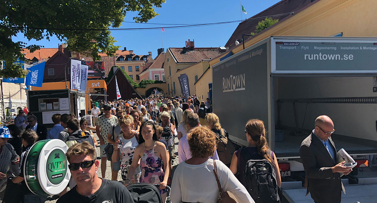 Mycket folk på gatorna i Visby under Almedalsveckan.