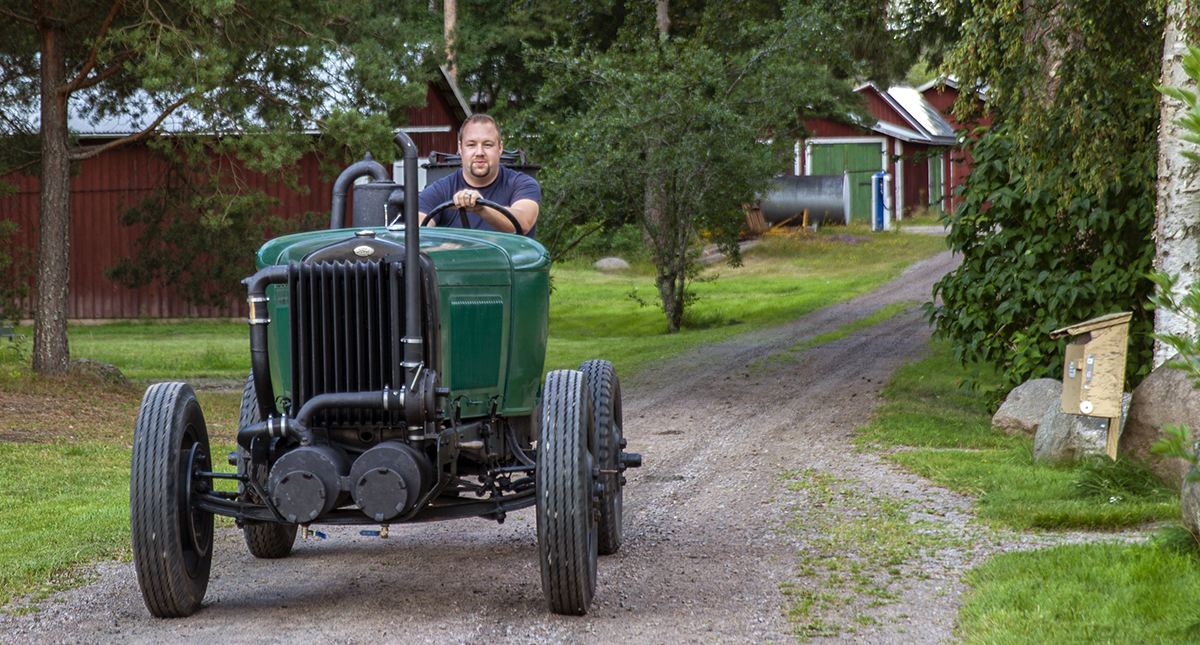 Lars Pirfält på en epa-traktor från 1931, byggd på en Ford AA.