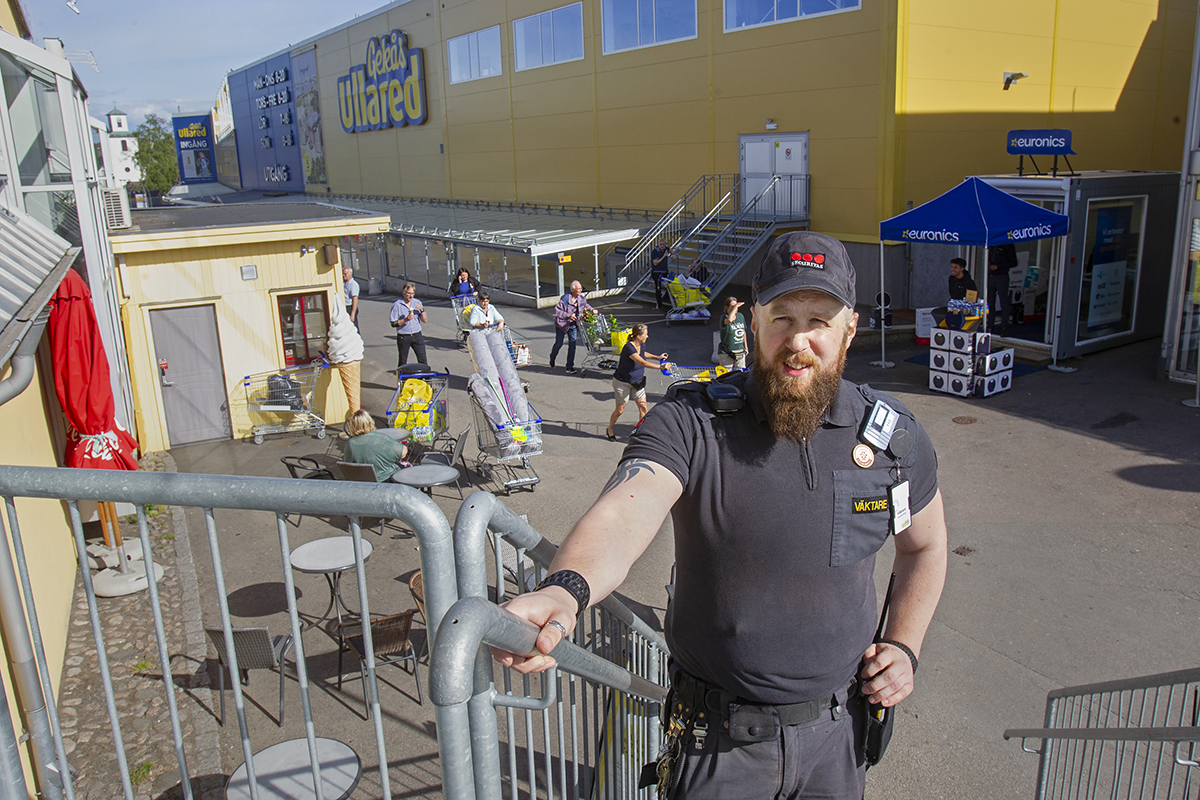 I sex år har Stefan Gustafsson jobbat som väktare vid Gekås i Ullared. Under coronavåren har kundströmmen minskat kraftigt.