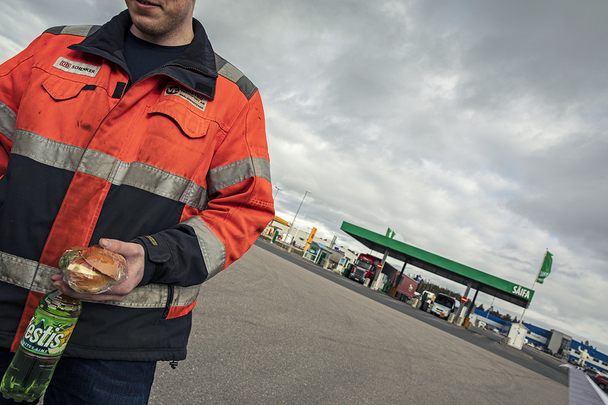 Stressad chaffis köper macka på truckstop i Örebro. Foto: Jan Lindkvist