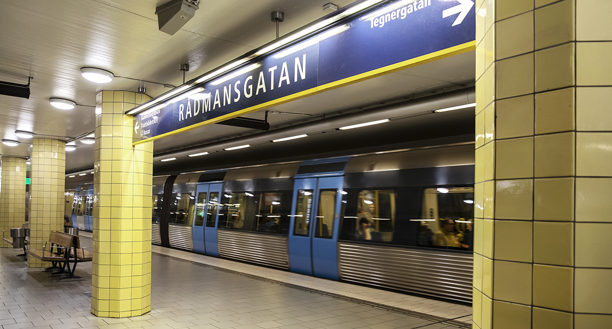 En man dog vid ett ingripande av två ordningsvakter på Rådmansgatans tunnelbanestation.