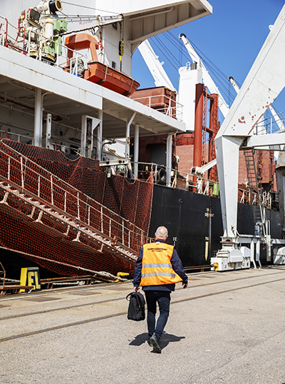 En ITF-inspektör på väg. Transports Göran Larsson på väg att gå ombord på St. Oswald i Uddevalla hamn. Foto: Pernilla Ahlsén