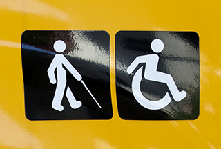 Symboler för blinda och rullstolsbundna på färdtjänstbil.