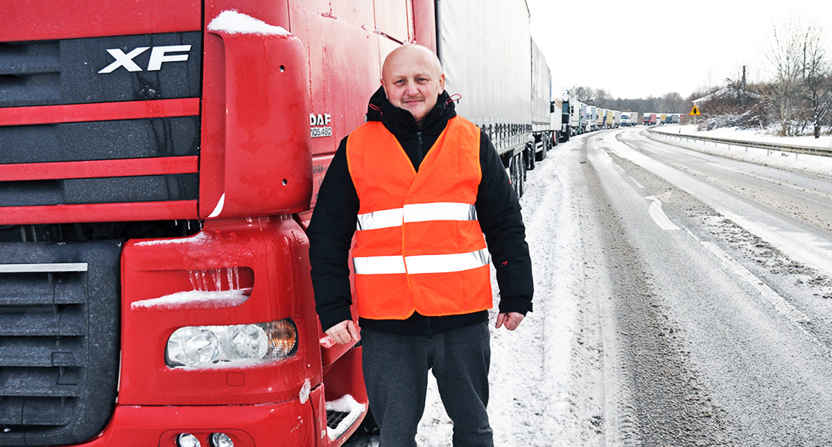 Oleksander Mudryk vet exakt på vilken plats i den milslånga lastbilskön han befinner sig. Han kan köra ut och handla och komma tillbaka till sin plats i kön. Foto: Tadeusz Rawa