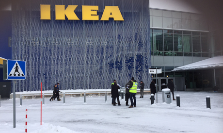 Protester och flygbladsutdelning vid Ikea i Umeå i februari.