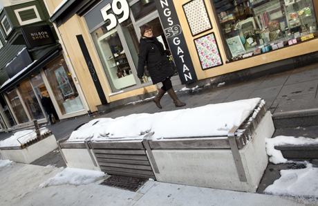 Snö och armstöd ser till att ingen hemlös sträcker ut sig på bänkarna utmed Umeås gågata.