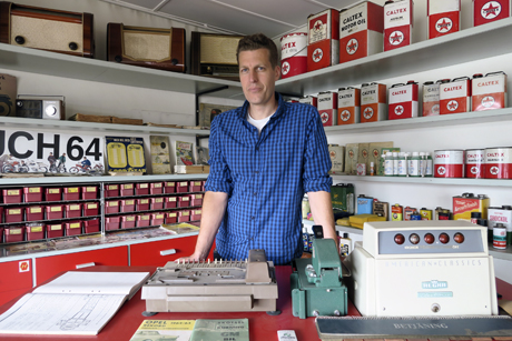 Tobias Bager, till vardags servicetekniker på Pågatågen, tog över Caltexmacken i somras. Stationen byggdes 1936 av Texaco och är den enda i sitt slag i Sverige. Den som vill se något liknande får åka till USA.