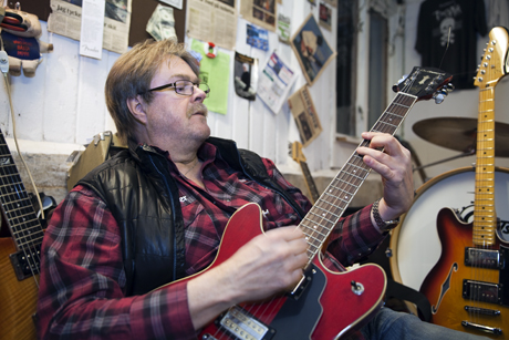 Som 15-åring ville Mikael Humlin bli rockstjärna. Nu spelar han blues, rock’n’roll, rockabilly, rythm and blues och soul i två band och repar hemma i stallet.