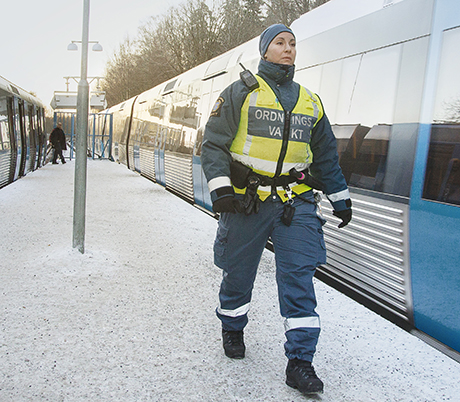 Ordningsvakt Carolina Nolasco vid tåg.