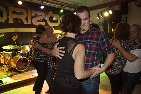 Fredrik Engbråten dansar på Fagerås bygdegård utanför Karlstad.