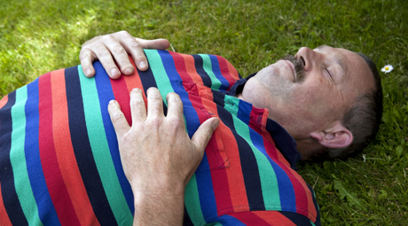 ”Vi var två spelare, jag och tumörerna. Första ronden vann jag. Bakslag får en förr eller senare, det får en räkna med, men än så länge har jag klarat mig”, säger Dick Mattson.