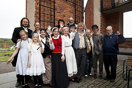 Teatergänget som repar för fullt inför sommarens Söderblomspel i Trönö kyrka. Här möts gammal och ung, professionella och amatörer och slipar repliker, sjunger och spelar.