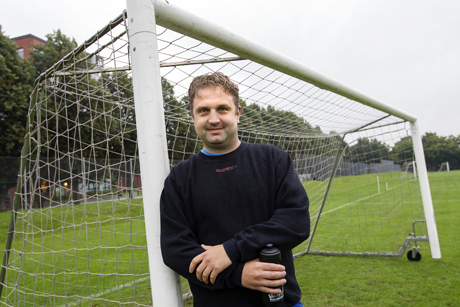 ”David mot Goliat. I min bok är det Frank Andersson som får bli Goliat. Pappa hade ju förhållandevis dålig kondition, Frank kunde träna på heltid. Fast det kunde förstås varit tvärtom. Pappa var 29 år och Frank Andersson bara 17”, säger Henrik Schönbeck.