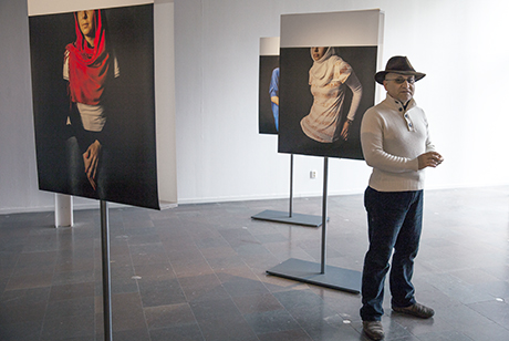 Med Gävle som bas kan konstnären Issa Touma resa runt världen. Efter intervjun på konsthallen stod en filmfestival i New York närmast på programmet.