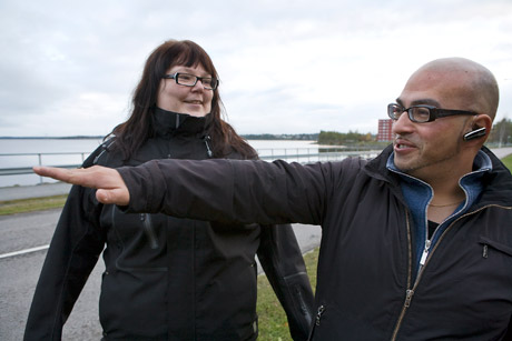 Jenny Johansson och Robert Savela stortrivs på vägarna. Men till skillnad från hur de kände sig bakom ratten i en taxibil menar båda att de nu, som lastbilsförare, har mycket större frihet.