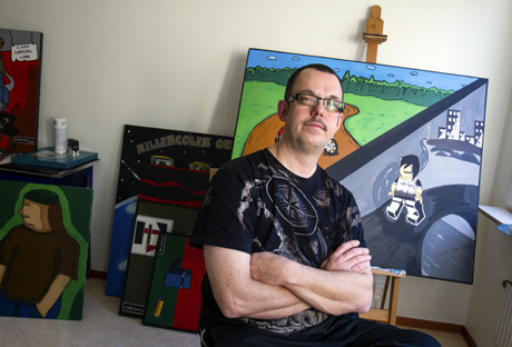 Fantomen och andra seriefigurer är ett återkommande tema i Lars Karlssons målningar, gjorda i starka akrylfärger. Tavlan bakom honom ska ställas ut på ett galleri i New York i vår.