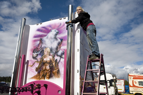 Dragbilen skickade Madelene Karlsson till Holland för ombyggnad och motivlackning. Fortsättningen på sagan om isbjörnen och krigarprinsessan täcker asfaltstrailern, och den gjorde lackeringskonstnären Quinton Stansfield i åkeriets garage.