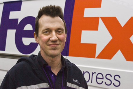 Claes Engholm tävlar i ordvitsar och kör budbil i Stockholm. ”Ibland blir ordvitsandet lite som att vrida ur en disktrasa, det gäller att få ur sig det sista skämtet. Det är då det kanske går lite väl långt också.”