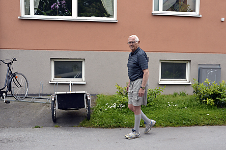 Åke Ivarzon tycker inte om att vara sysslolös. Han dömer fortfarande rinkbandy på vintrarna. ”Man behöver inte springa som när man dömer fotboll. Man tar några skär och glider omkring. Och så kan man ju hålla sig i rinken”, säger Åke och ler busigt.