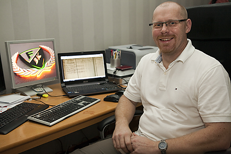 90 mil norr om hemorten har hemmalaget Färjestad en lika självklar plats på skrivbordet som släktforskningen. Genom digitalt inskannade dokument med snirklig handstil kan Thorbjörn Johansson leta sig fram genom släkthistorien.