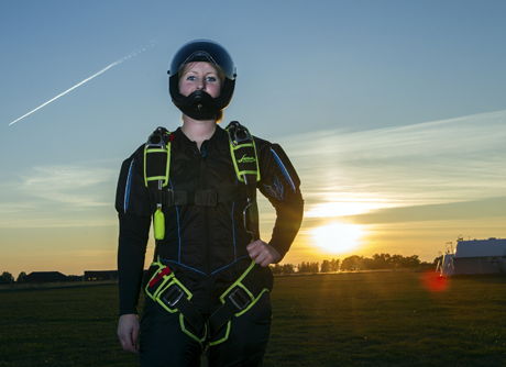 Renée Johannesson kör budbil till vardags, men rycker också in som taxiförare i Helsingborg. Extrapengarna går till favorithobbyn, fallskärmshoppning.