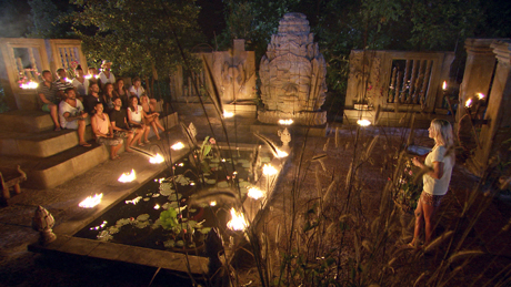 Relationer och kärlek är temat när Robinsondeltagarna tävlar och röstar ut varandra på ön Koh Rong i Kambodja. Samarbete ska krävas för att bli en av årets vinnare, en man och en kvinna.