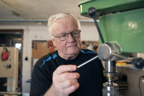 I verkstaden nere i källaren bygger Roger Thyr sina exakta fordonskopior av trä.