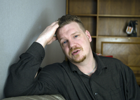 ”Jag är som en roulett-kula. Snurrar runt, runt utan att trilla ner någonstans”, säger Thomas Loo, en av många arbetstagare som har svårt att få fast jobb på dagens arbetsmarknad.