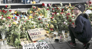 Flicka vid blomsterhav