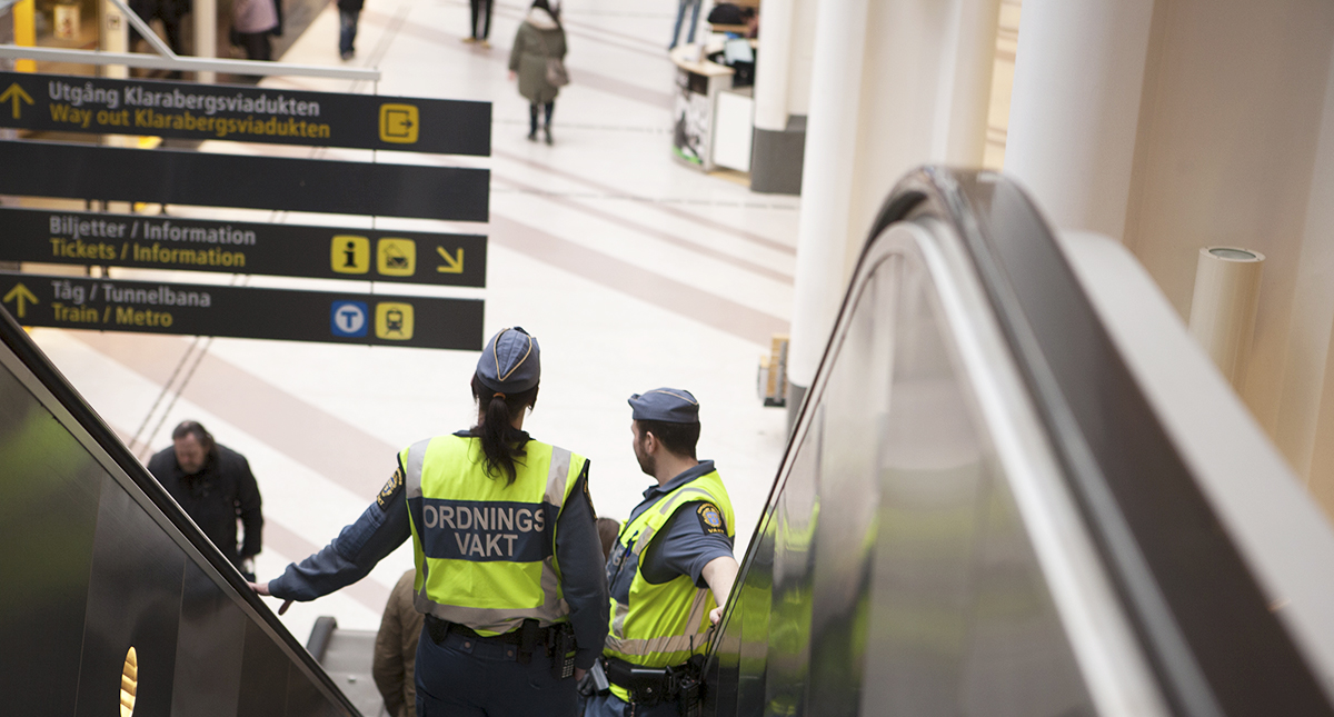 Ordningsvakter i rulltrappa i Stockholms tunnelbana