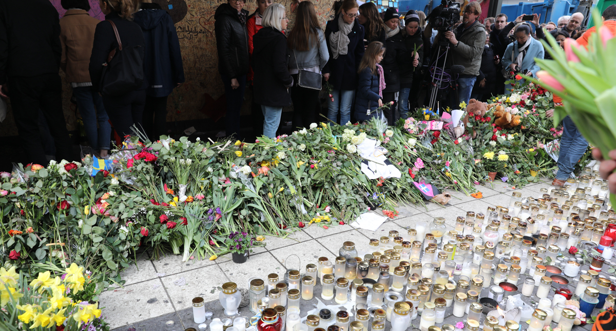 Blommor och ljus hedrade terrorattackens offer.