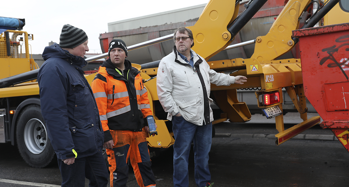 Regionala skyddsombudet Ulf Jarnefjord, miljöarbetaren Tobias Johansson och huvudskyddsombudet Kim Jörgensen funderar över hur dödsolyckan kunde ske. ”Ta inga genvägar och stå aldrig mellan lastbilen och containern”, råder de lastbilsförare och återvinningsarbetare.