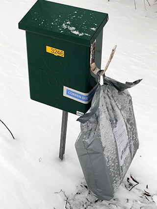 I Linköping delar buden ut nybakt surdegsbröd på rundan. Foto: Östgötamedia