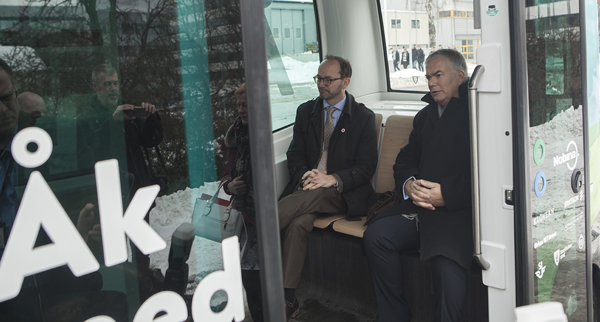 Infrastrukturminister Tomas Eneroth och utredaren Jonas Bjelfvenstam provåker en självkörande buss.