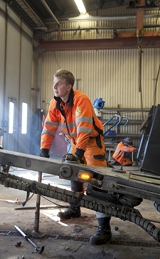 Verkstadsjobb. Mattias Öhgren slår loss en krävande och rostig dragstång.