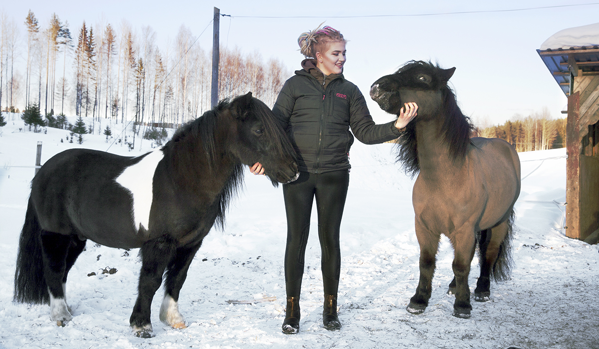 Ellen Sundling med sina ponnyer, Dalton och Diesel.