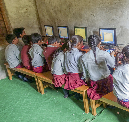 Frank Lillvik, dataundervisning i byskolan i Nepal.