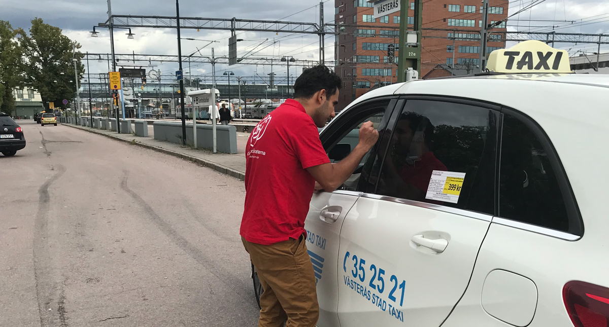 Ardalan Shekarabi träffar taxichaufförer i Västerås.