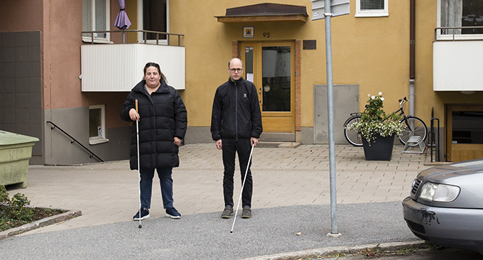 synskadade färdtjänstresenärerna Marie Bergström och Jens Eriksson