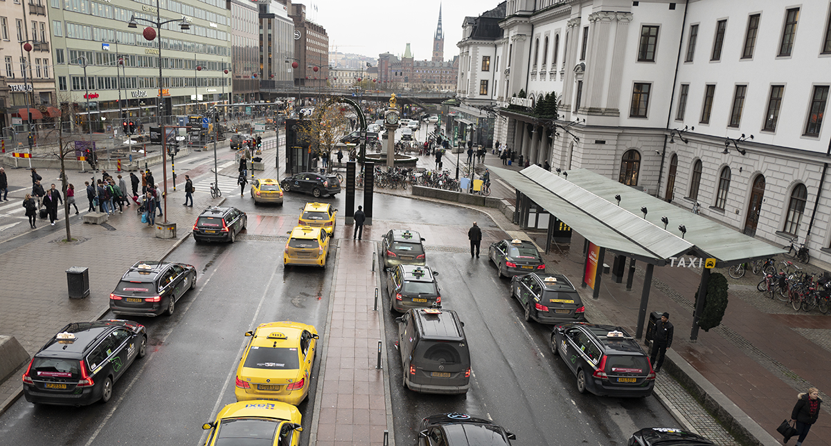 Taxikö utanför Centralstationen i Stockholm.