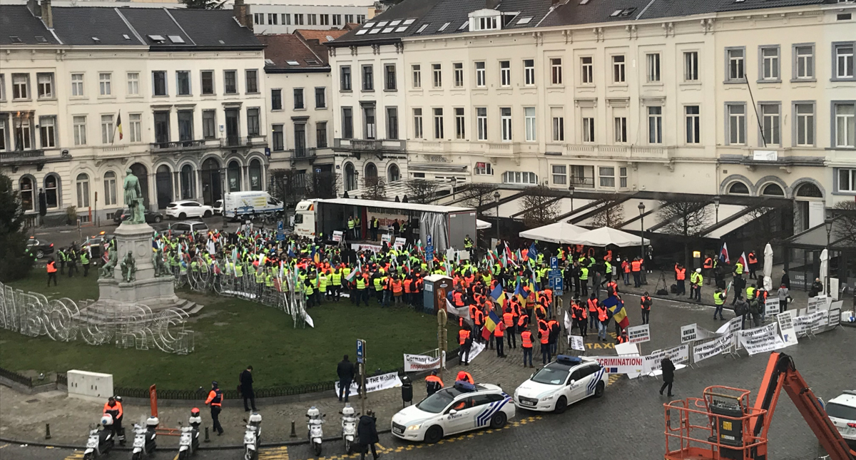 Protester utanför EU-parlamentet.